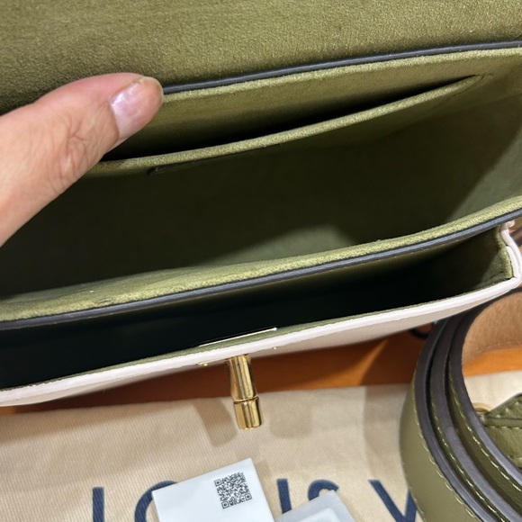 Louis Vuitton Lockme Tender Handbag Leather Green - Picture 8 of 16